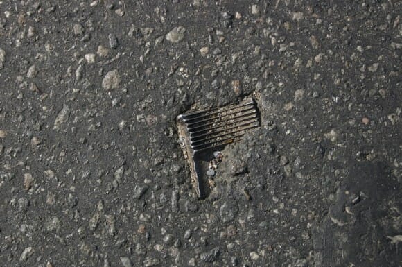 Arqueologia do asfalto: Objetos do cotidiano incorporados no asfalto