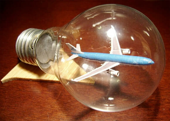 Tem um avião dentro da lâmpada