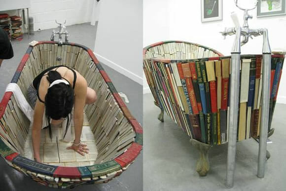 Um banho de leitura: Banheira funcional feita a partir de livros