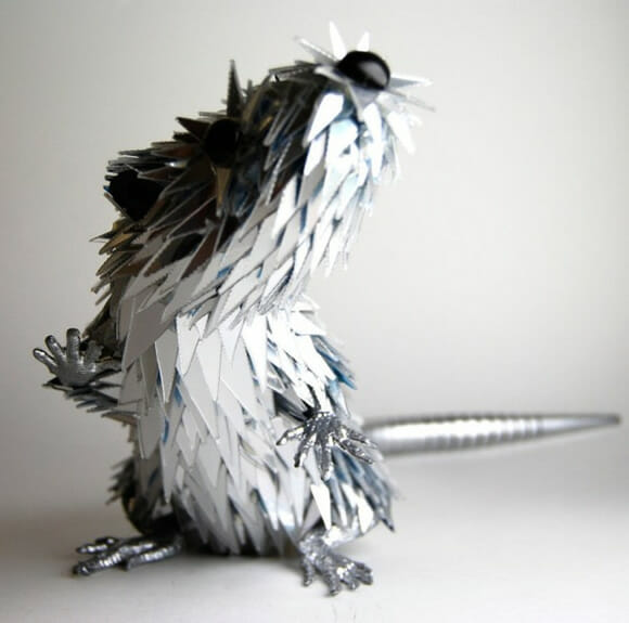 Artista cria esculturas incríveis de animais feitas a partir de CDs reciclados