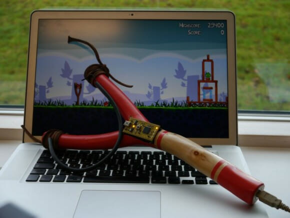 Estilingue feito para jogar Angry Birds permite dar uma estilingada virtual nos porcos verdes