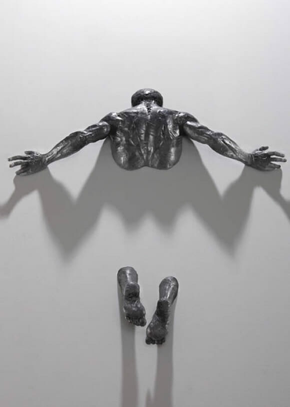 Homens atravessando paredes: As esculturas incríveis de Matteo Pugliese