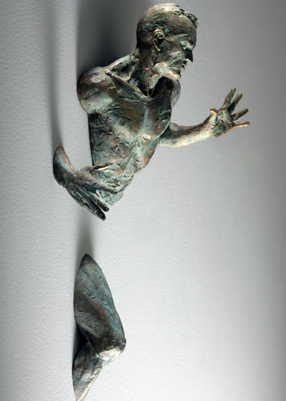 Homens atravessando paredes: As esculturas incríveis de Matteo Pugliese