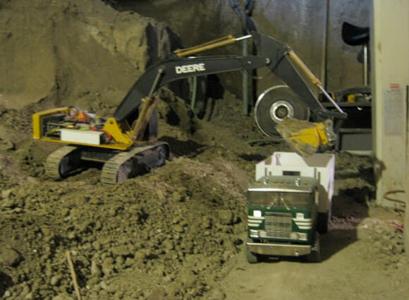 Homem cava o porão de sua casa há 7 anos usando miniaturas de escavadeiras