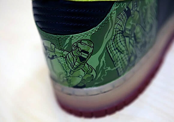 Nike customizado com desenhos dos Vingadores da Marvel