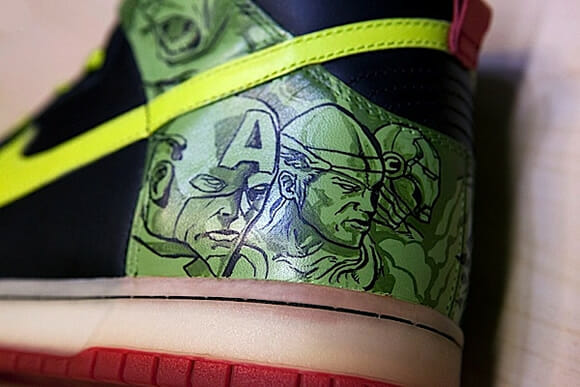 Nike customizado com desenhos dos Vingadores da Marvel