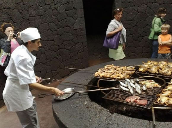 Restaurante espanhol prepara a comida para os clientes em cima de um vulcão ativo (vídeo)