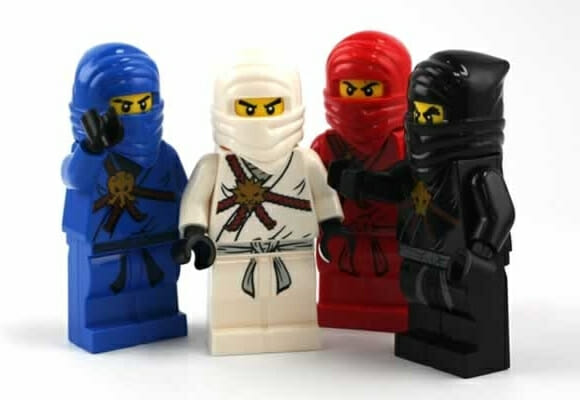 Bonecos de LEGO Ninjas se transformam em canetas