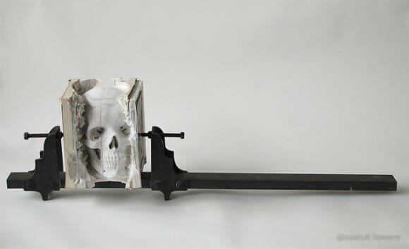 Crânio de livros: Artista cria escultura de crânio feita com livros reciclados