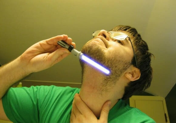 Geek que é geek faz a barba com Sabre de Luz