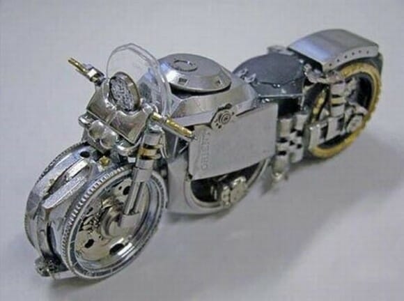 Miniaturas incríveis de veículos feitos de relógios reciclados