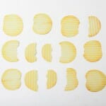 Bloco de notas em forma de batata vem dentro de um pacote de batatas fritas