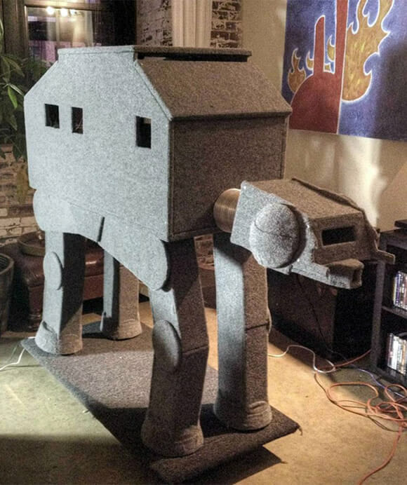 Casa de gato: Por fora um incrível AT-AT, por dentro lar doce lar