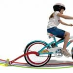 Invento criativo para bicicletas permite rastrear as crianças pelas ruas com marcas de giz (vídeo)