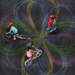 Invento criativo para bicicletas permite rastrear as crianças pelas ruas com marcas de giz (vídeo)