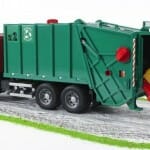 Caminhão de Lixo de brinquedo é um convite para limparmos nossa mesa de trabalho
