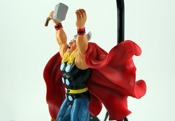 Com um abajur do Thor no seu quarto até o seu criado mudo irá falar: Woww!!