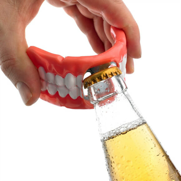 Abridor de garrafas em forma de dentadura