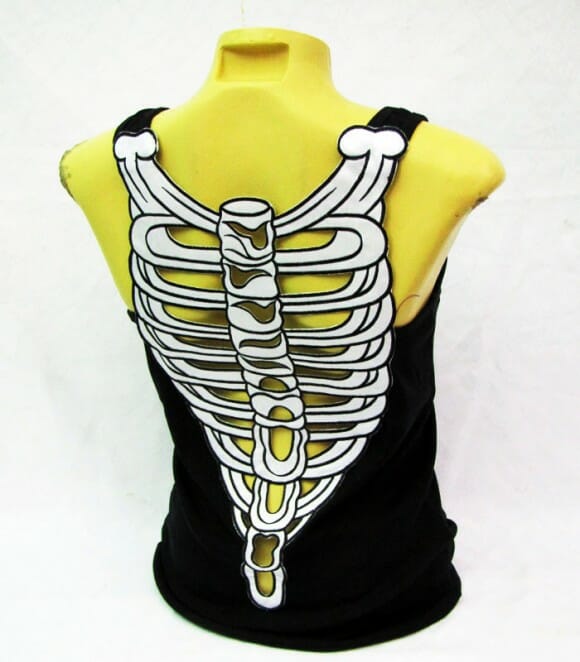 Regata criativa tem bordado de esqueleto que imita os ossos das costas