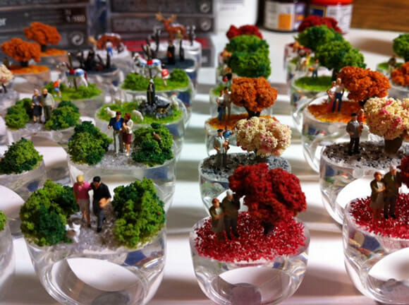 Os fantásticos anéis de vidro recheados com miniaturas de pessoas!
