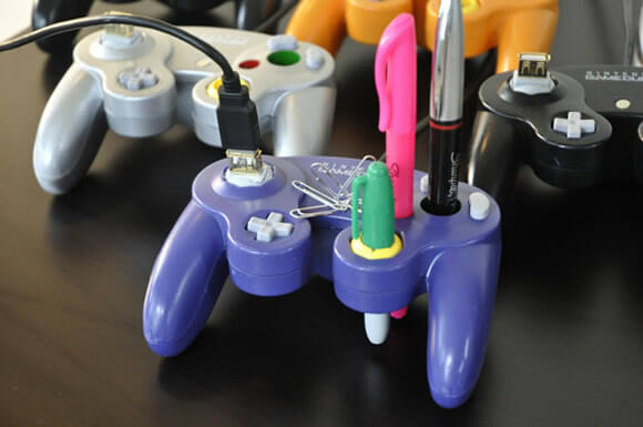 Porta-canetas feitos com controles de videogame reciclados