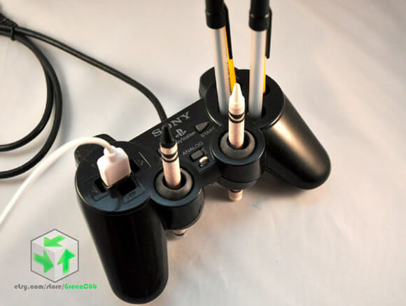 Porta-canetas feitos com controles de videogame reciclados