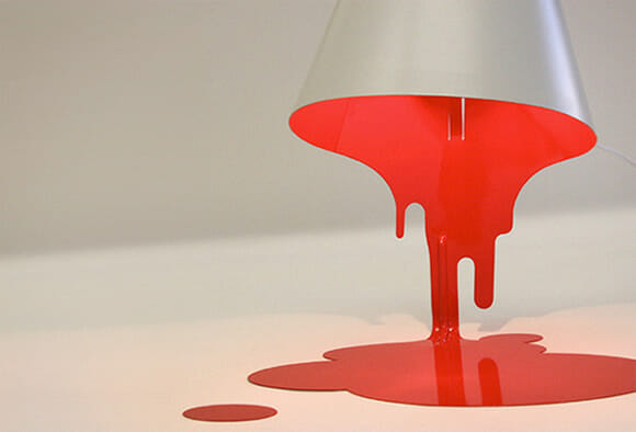 Iluminação sinistra - Abajur criativo imita balde derramando sangue
