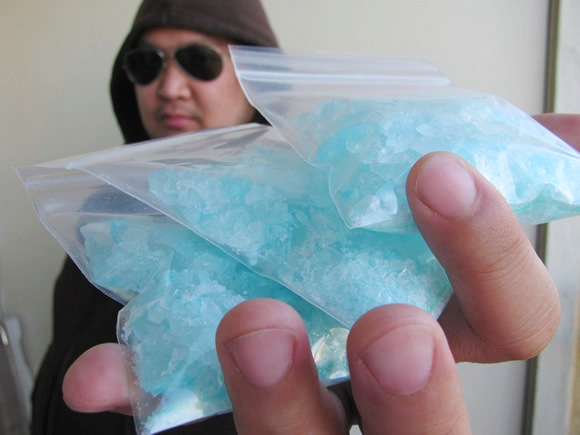 Homem coloca à venda na internet doces que imitam drogas da série Breaking Bad