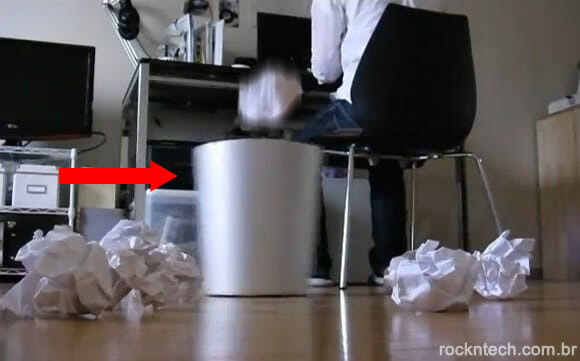 Japonês inventa lixeira equipada com Kinect que coleta o lixo antes dele cair no chão (vídeo)