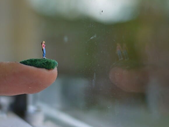 Arte nas mãos - Cenas em miniatura sobre um gramado nas unhas