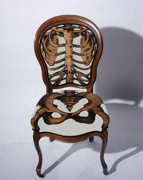 Cadeiras imitam esqueleto e outras partes do corpo humano
