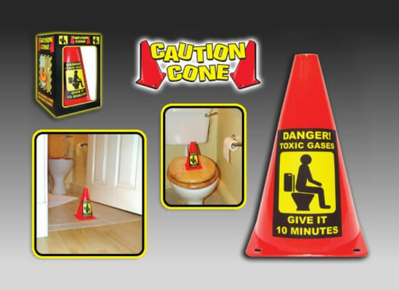 Cone de sinalização bizarro alerta pessoas sobre o mau cheiro do banheiro