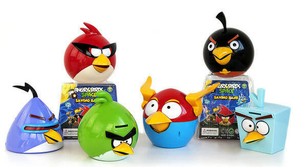 Cofrinhos do Angry Birds Space mexem o bico e reproduzem música quando inserimos moedas