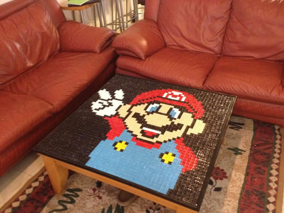 Decoração geek: Mesa de centro personalizada com mosaico do Super Mario