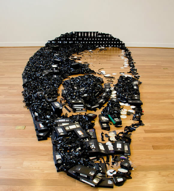 Dead Media - Um crânio gigante feito com fitas VHS recicladas