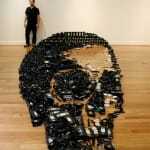 Dead Media - Um crânio gigante feito com fitas VHS recicladas