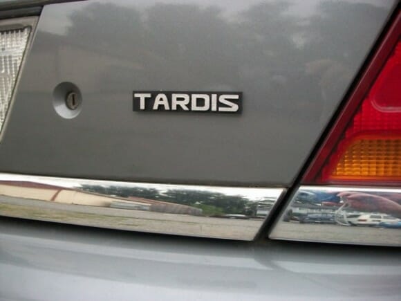 Emblemas em relevo personalizam seu carro com nomes de naves e veículos de filmes