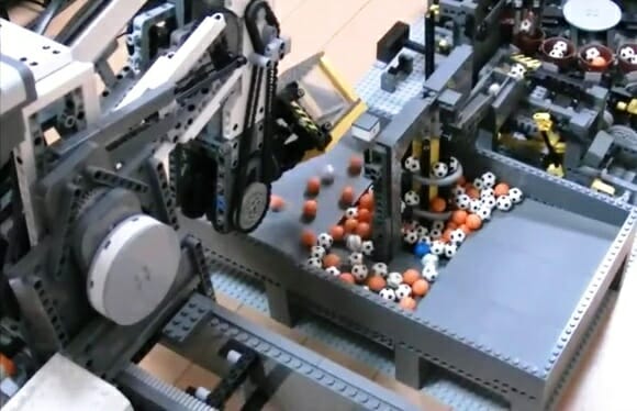 A incrível máquina de bolas feita com LEGO (vídeo)