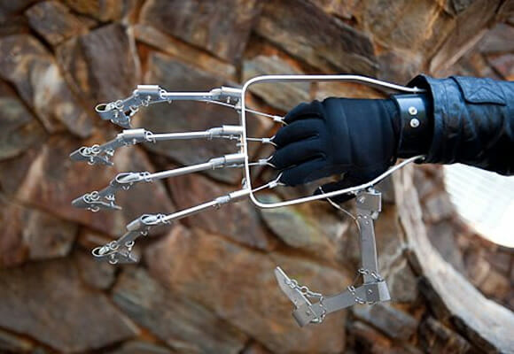 Homem constrói mão mecânica funcional incrível utilizando apenas peças de metal