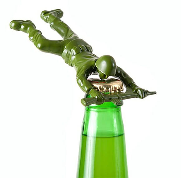 Precisa de reforços para abrir garrafas? Convoque soldados de plástico verde!