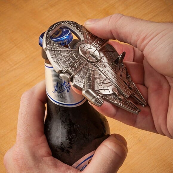 Abridor de garrafas tem formato da Millennium Falcon de Star Wars