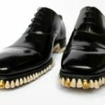 Sapatos bizarros tem um monte de dentes em sua sola