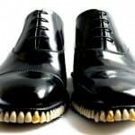 Sapatos bizarros tem um monte de dentes em sua sola