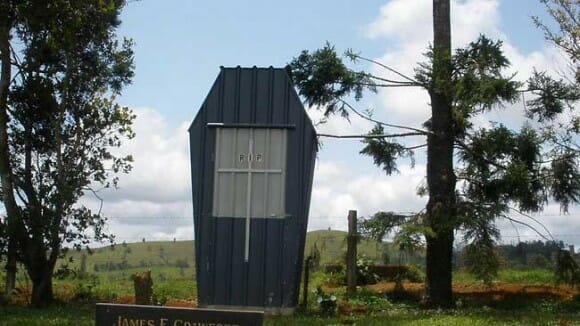 Cemitério australiano tem banheiro em formato de caixão