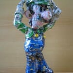 Artista cria esculturas de personagens famosos feitos com latinhas recicladas