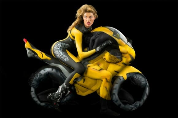 Human Motorcycles - Pessoas com pinturas corporais se transforam em motos e motociclistas
