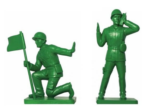 Bagunça na estante de livros? Recrute soldados de plástico verdes como porta-livros!