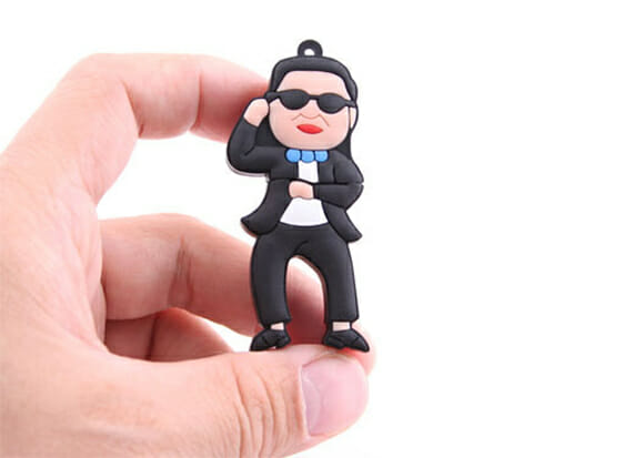 Pen drive do cantor PSY é OP... OP... OP... OPPAN Gangnam Style!