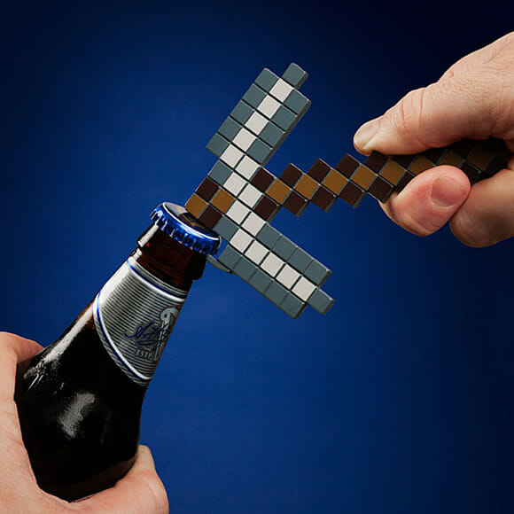 Gamer bebum: Picareta do game Minecraft ganha versão abridor de garrafas!