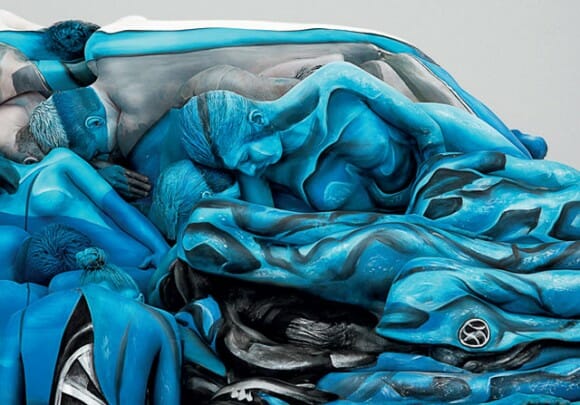 Pessoas com pintura corporal se transformam em escultura incrível de carro batido